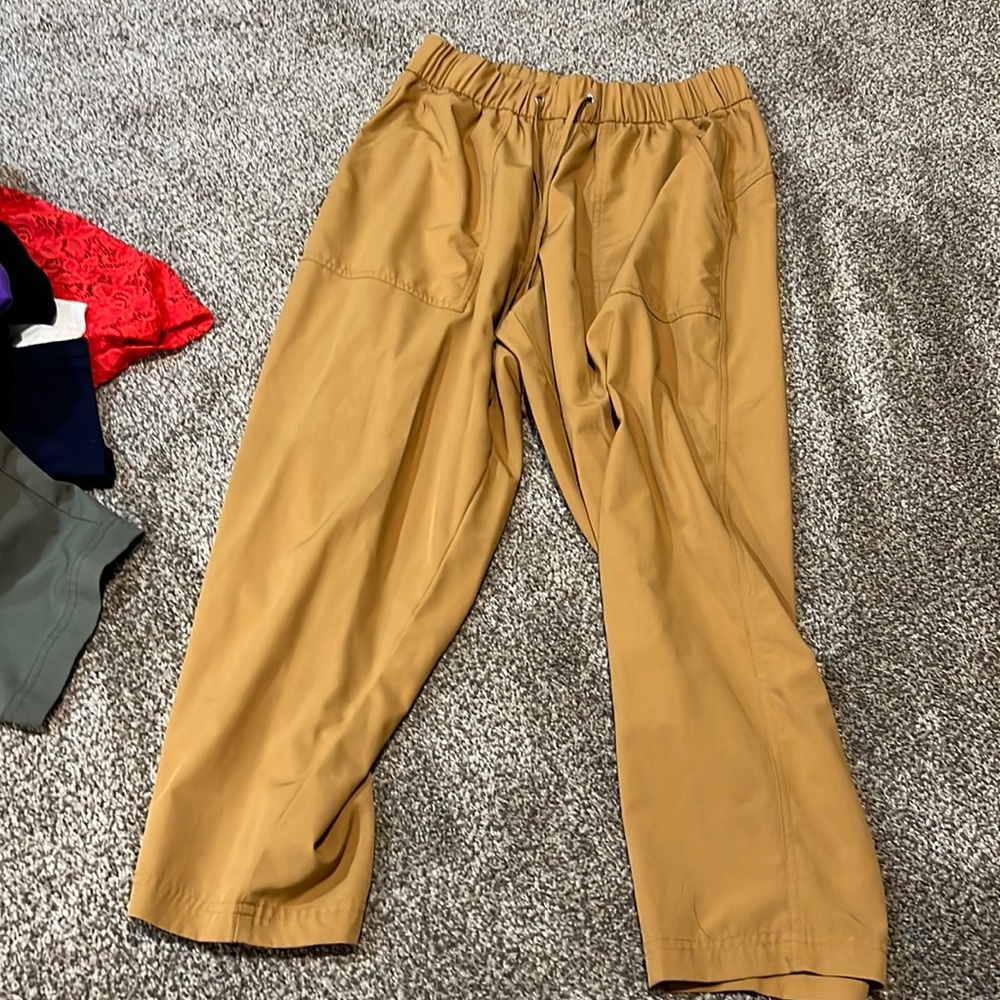 Old navy active wear size medium color gold
